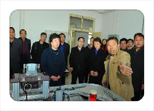 图2 崔茂齐老师介绍自动化生产线